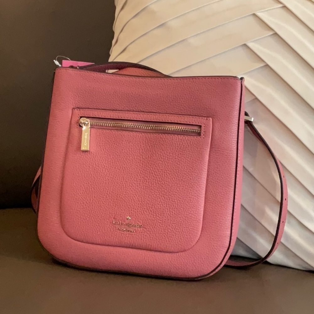 Kate Spade New York LEILA TOP ZIP CROSSBODY Pomegranate